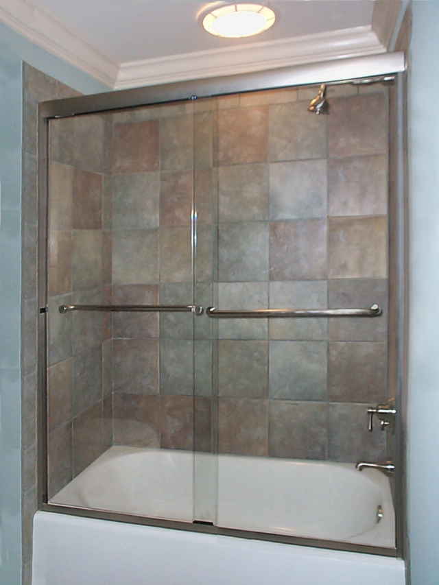 Bikini Bypass Tub with Thru-the-Glass Towel Bars